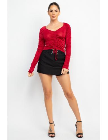 Jupe short avec détail "boucle de ceinture" et une fermeture zippée au dos