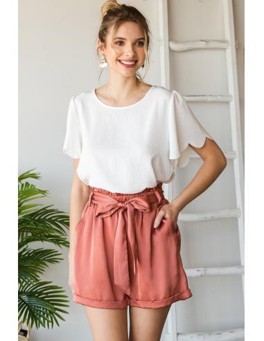 Short effet satiné avec ceinture